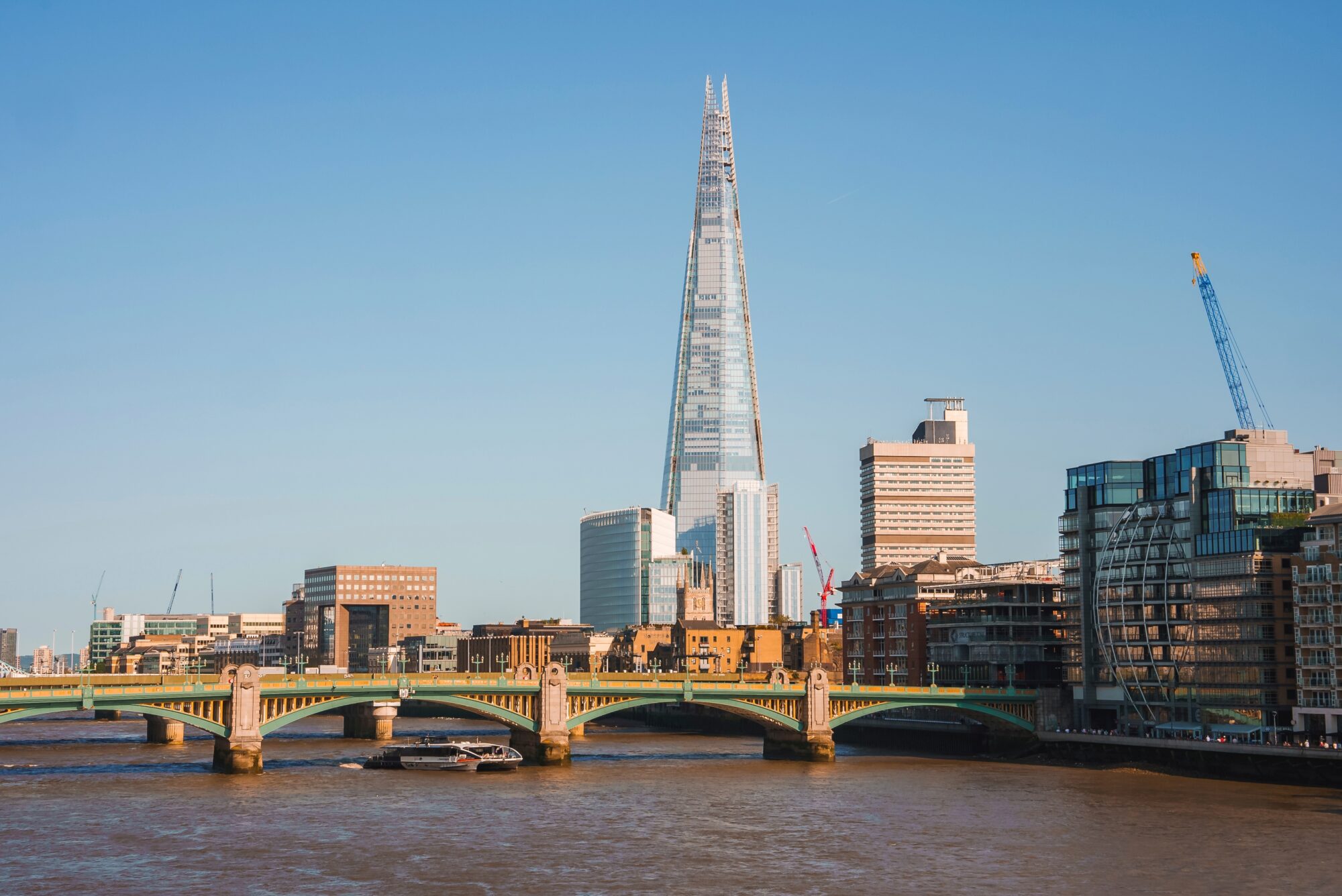 Shard,Tower,Amidst,Buildings,With,Clear,Sky,In,Background